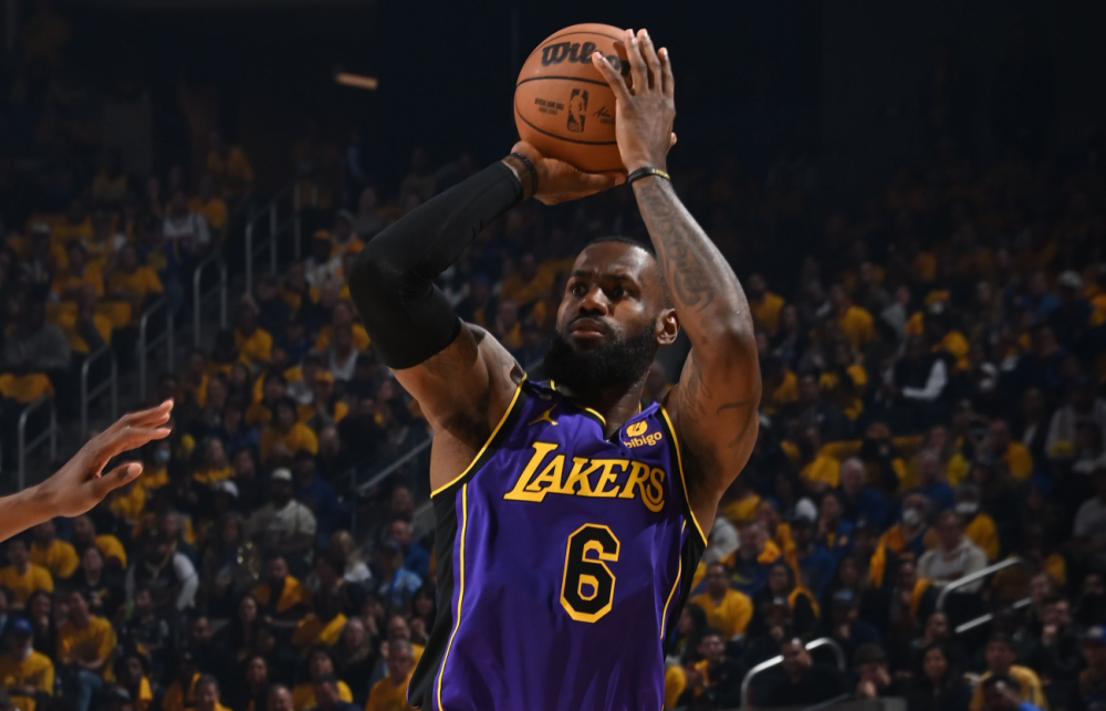 关于青岛队轻取湖人，克莱状态火热的信息